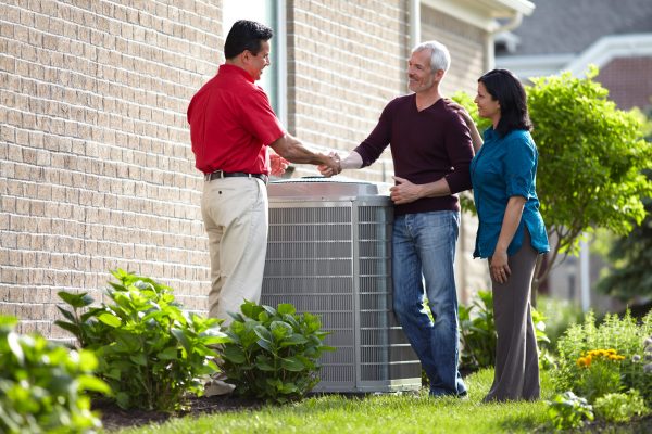 AC Technician talking to home owners in Kennewick, WA